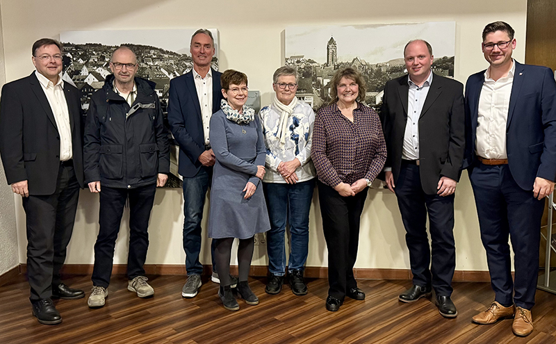 Der wiedergewählte Vorstand von Haus & Grund Altenkirchen/Westerwaldkreis(von links): 1. Vorsitzender RA Dr. Alexander Ermert , 2. Vorsitzender StB Kevin Weiler, Geschäftsführer Wolfgang Märker, die Beirätinnen Christiane Buchen und Marlies Buhl, 2. Vorsitzende Ingrid Kipping, Kassierer Hans-Peter Halft sowie Schriftführer Notar Volker Puderbach.